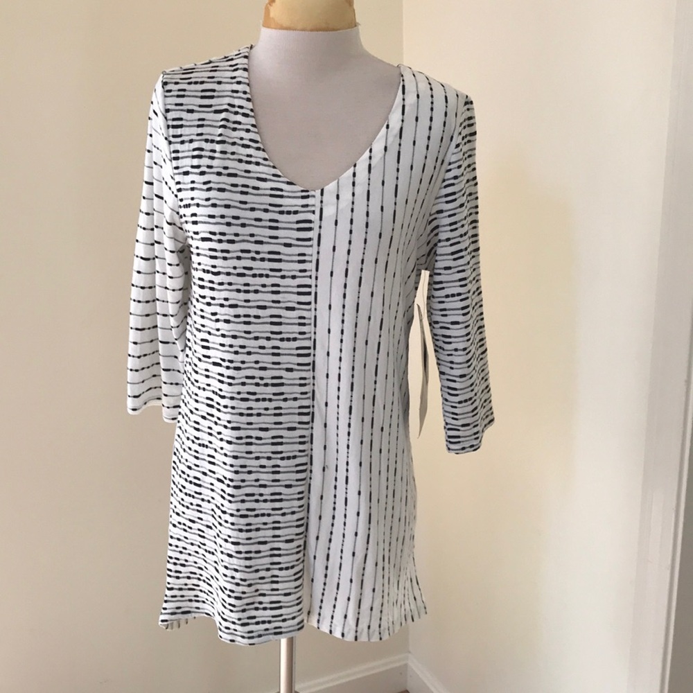New! Onque casual medium white/black v neck top.